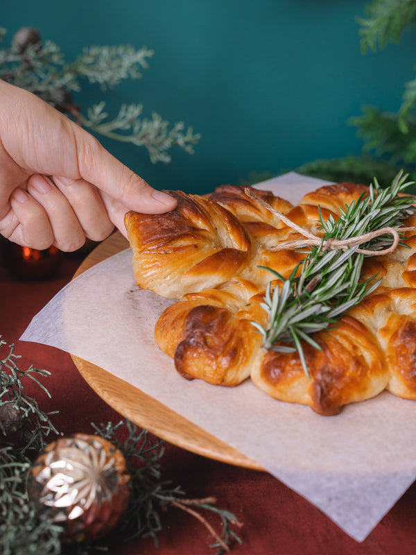 Rosemary Garlic Bread Wreath