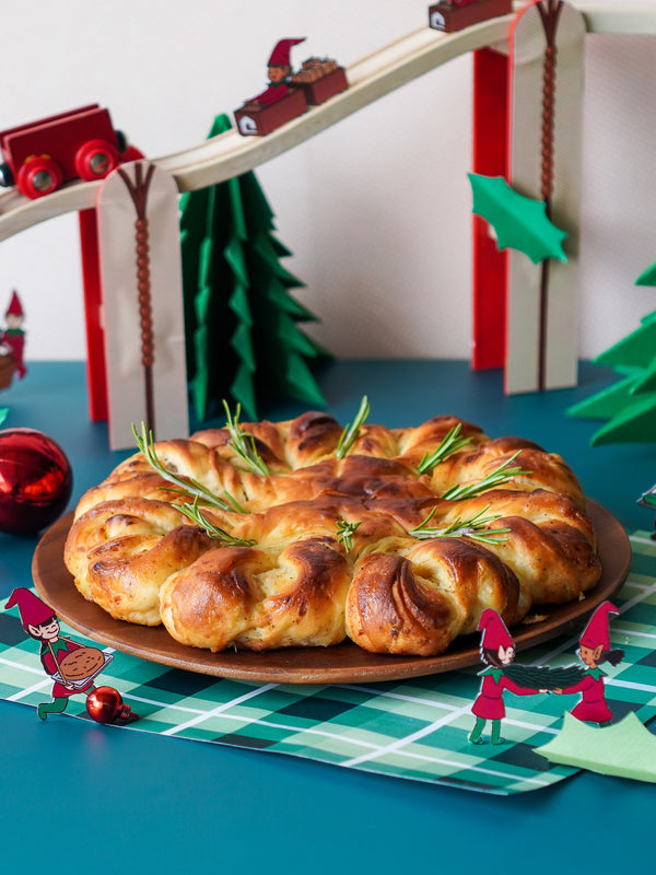 Black Pepper, Caramelised Onion &  Gruyere Bread Wreath