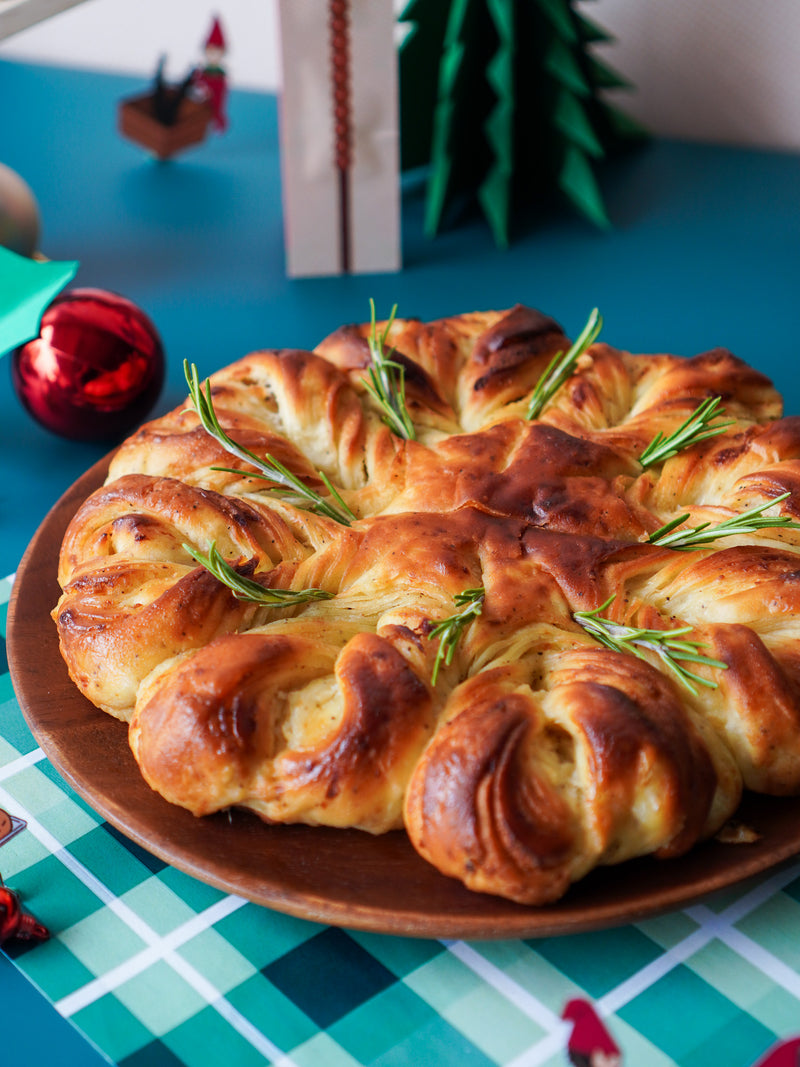 Black Pepper, Caramelised Onion &  Gruyere Bread Wreath